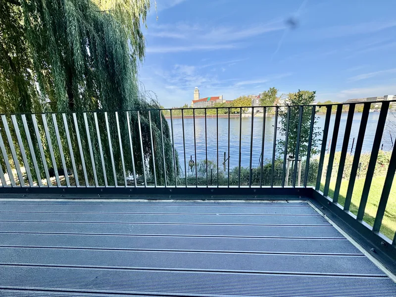 Der Spree beim Fließen zusehen: Charmante 2-Zimmer-Oase mit Spreeblick & Balkon — photo 1